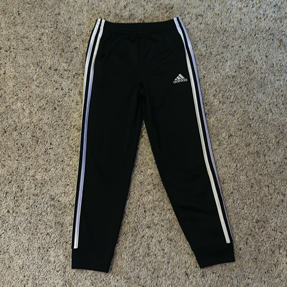 Boys Adidas jogger pants with pockets. Size 7